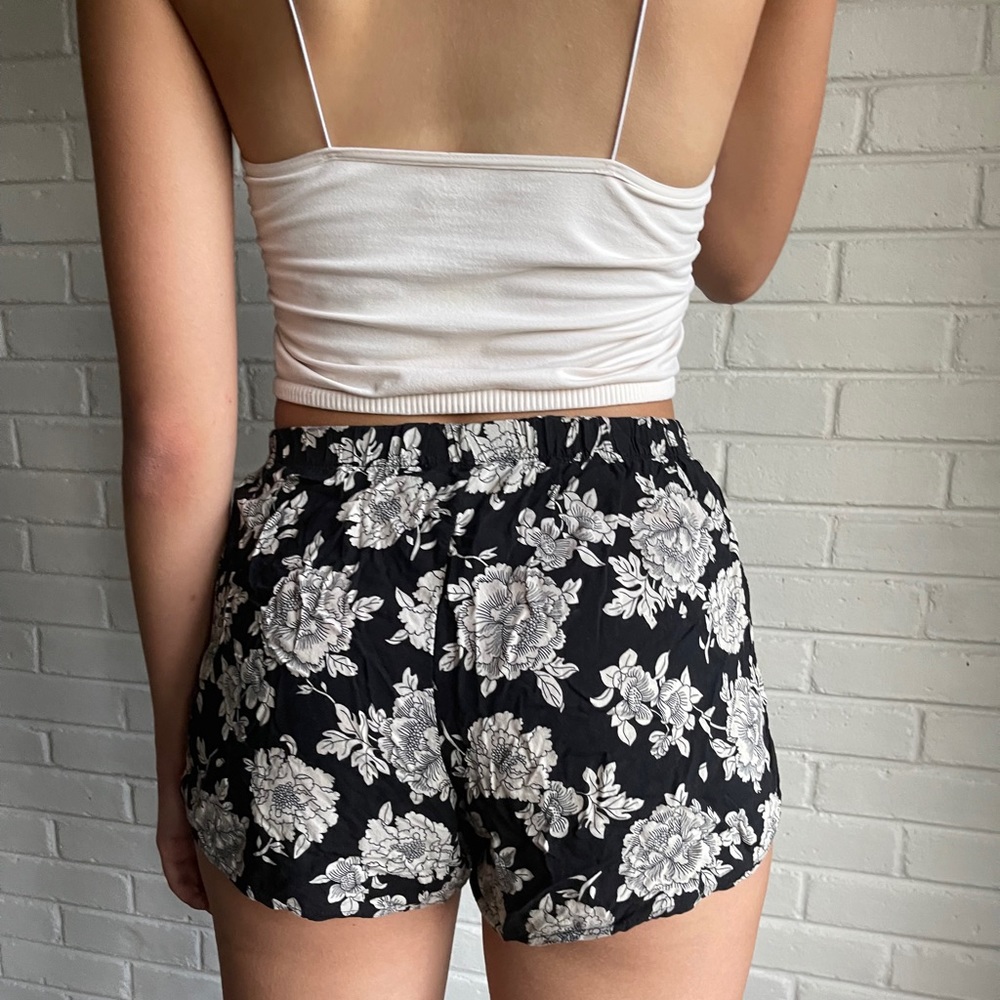 Rare Brandy Melville beach flowy shorts - Picture 4 of 4